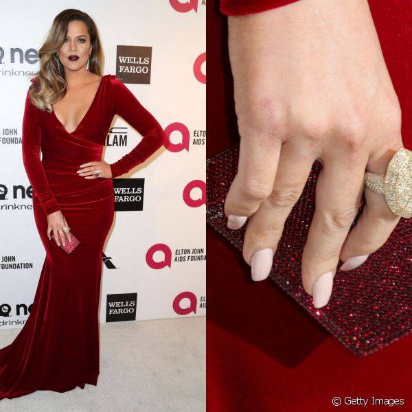 Khloé Kardashian optou por um tom de nude contrastando com o vermelho da clutch e do vestido para comparecer ao 22nd Annual Elton John AIDS Foundation's Oscar Viewing, em março de 2014